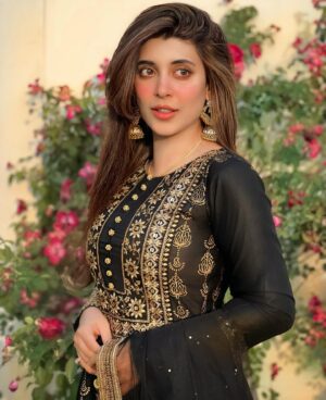 Urwa Hocane Instagram - My beautiful eidi jora is sent by @shaposh_official !✨

Eid day has been full of blessings, family and food! Everything one could wish for Alhumdulillah! Couldn’t find any time to post earlier, could only steal a few seconds to click and then forgot about my phone, guess most of you would relate! Well here are the pictures now because we love celebrating with all of our well wishers out there! Hope you all had a wonderful one as well ! EID MUBARAK ! ✨

@pr_by_zainab & @umair.qazi.17 made sure the eidi reaches me on chaand raat ! 🫶🏻
