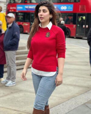 Urwa Hocane Instagram - Strolling through my favourite spots in London ! 💌