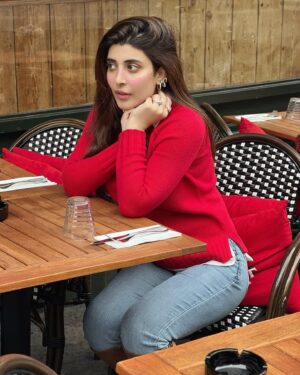 Urwa Hocane Instagram - Strolling through my favourite spots in London ! 💌