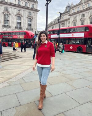 Urwa Hocane Instagram - Strolling through my favourite spots in London ! 💌
