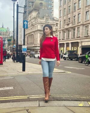 Urwa Hocane Instagram - Strolling through my favourite spots in London ! 💌