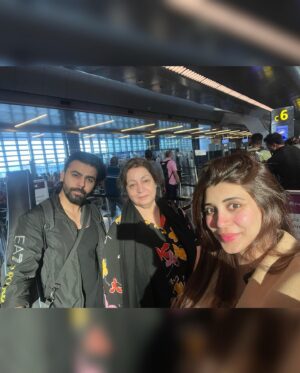 Urwa Hocane Instagram - Touchdown USA ! Had to have countless meals & photo sessions to pass 21 hours 🙈! Alhumdulillah ✈️🇺🇸❤️