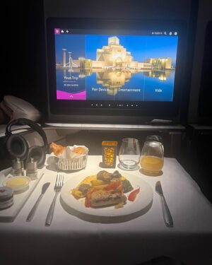 Urwa Hocane Instagram - Touchdown USA ! Had to have countless meals & photo sessions to pass 21 hours 🙈! Alhumdulillah ✈️🇺🇸❤️