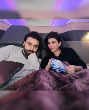 Urwa Hocane Instagram - Touchdown USA ! Had to have countless meals & photo sessions to pass 21 hours 🙈! Alhumdulillah ✈️🇺🇸❤️