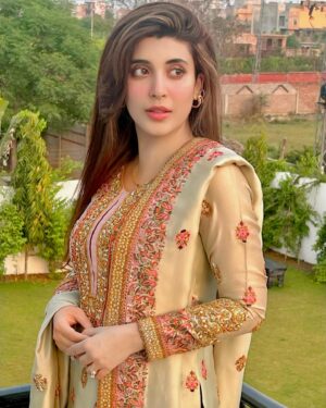 Urwa Hocane Instagram - The voice of my heart everytime i watch a sunset! Ever so peaceful, introspective and absolutely stunning ! Forever that girl that gets amazed by sunsets !

Eid day 3 in @harisshakeelofficial ! ✨