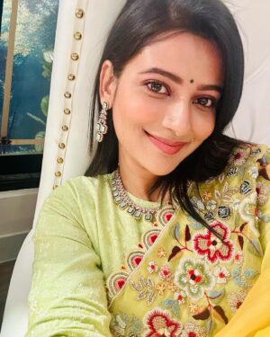 Ushasi Ray Instagram - গৃহপ্রবেশ প্রতিদিন রাত ৮:৩০এ ষ্টার জলসা 💛💛