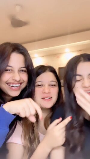 Vaibhavi Kapoor Instagram - The video says it all 😂❤️🫶🏻 i love my girls ❤️