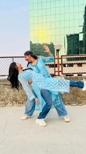 Vaibhavi Kapoor Instagram - Going with the trend! 

#uff #reels #twining #bollywoodsongs #explore #trending