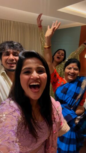 Vaishali Thaniga Instagram - Happy New Year 2K25 🥳 #newyear #2k25 

@sathya.dev ❤️
@lakshmipriyaoffl ❤️
@sujatha_thaniga ❤️
@vijaytelevision ❤️