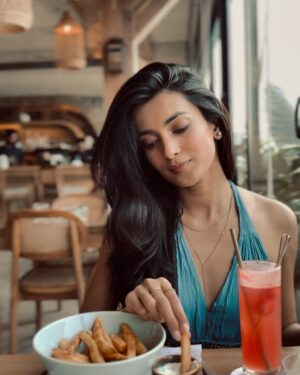 Vaishnavi Andhale Instagram - @issagoa_  You have my heart ♥️ The breathtaking view of the river, the calmness and the soft breeze alongside. 
I cannot not mention how amazingly beautiful the interior of this place is. A perfect place for those Instagram pictures. 
And ohhh the Food 🤌🏼 that modern cuisine with that Goan touch of course ✨
I am missing all of this already so much 🥺