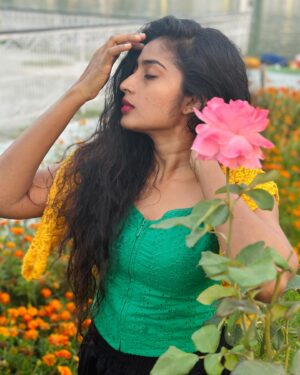 Vaishnavi Arulmozhi Instagram - No filter
Konjam lipstick 💄😉
Kashmir dairies ✨

My camera expert @sivaselvi_sellamuthu 

#vaishnavi #vaishnaviarulmozhi