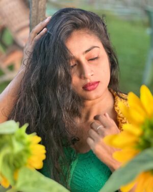 Vaishnavi Arulmozhi Instagram - No filter
Konjam lipstick 💄😉
Kashmir dairies ✨

My camera expert @sivaselvi_sellamuthu 

#vaishnavi #vaishnaviarulmozhi