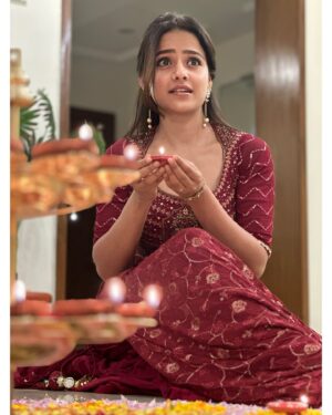Vaishnavi Chaitanya Instagram - Wrapped in lights, flowers, love and a little bit of sparkle…..
HAPPY DIWALI❤️✨
.
.
.
#diwali
