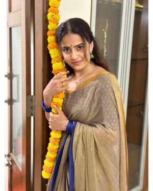 Vaishnavi Chaitanya Instagram - I love festival vibes❤️✨
Lets fill our home with flowers and prayers 😇
.
.
#diwali