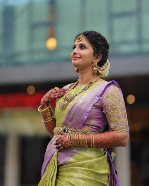Vaishu Sundar Instagram - Inimel neethana ❤️

Thank you so much team for arranging all at last minute , more than a work I feel so emotional to have a such family by my side 🥹❤️love u all 🙏🏻❤️😘

@jiyamakeupartistry @mani_stylist_ @kardhanadesigner_off @anikabyaabi

@pleats_drapes @chennai_jazz @redbridal_flowers
@dhanush__photography @ruban_photography_7