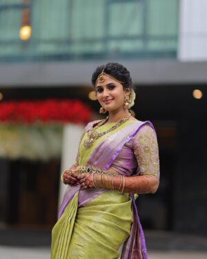 Vaishu Sundar Instagram - Inimel neethana ❤️

Thank you so much team for arranging all at last minute , more than a work I feel so emotional to have a such family by my side 🥹❤️love u all 🙏🏻❤️😘

@jiyamakeupartistry @mani_stylist_ @kardhanadesigner_off @anikabyaabi

@pleats_drapes @chennai_jazz @redbridal_flowers
@dhanush__photography @ruban_photography_7