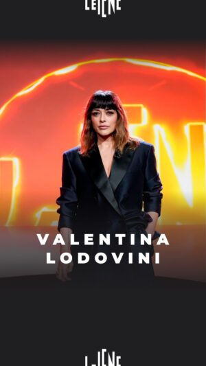 Valentina Lodovini Instagram - “Quando al sesso togli l'intimità, gli strappi anche quel potere di creare legami fortissimi e gliene dai uno opposto: quello di distruggerli.” Il monologo di @lodovalentina a #LeIene

Valentina vi aspetta dal 21 novembre al cinema con “Una terapia di gruppo”.