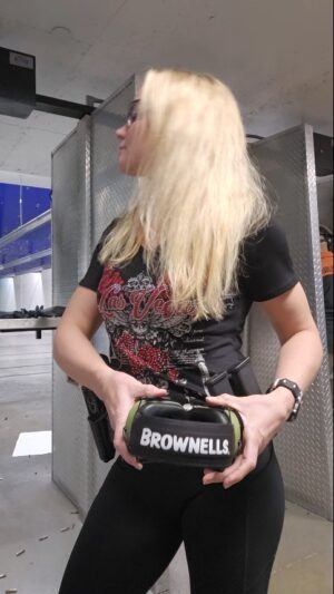 Valentina Shevchenko Instagram - Bullet at the range 💪

#GunRange #TheBullet #Brownells #Glock #9mm #Glock19 #TheRange702 #LasVegas