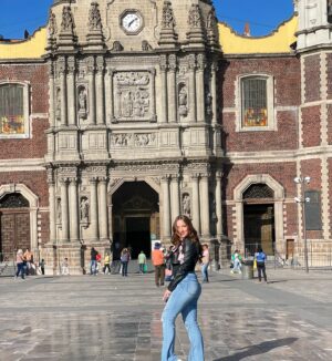 Valentina de Abreu Instagram - Mi post más real 🥺🙏🏻 

Hace 10 años mi mami tuvo cancer y le hice una promesa a la virgen de Guadalupe de que si mi mamá se recuperaba y salía victoriosa de esta batalla, iba a venir a la basílica en México a orar y agradecerle. Por muchísimos motivos recién lo logré ahora y mi corazón no puede estar más lleno de gratitud y felicidad por este milagro tan maravilloso 🥹💕🙏🏻 

Espero venir la próxima vez contigo @yojaima.ramos te amo 💕