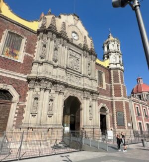 Valentina de Abreu Instagram - Mi post más real 🥺🙏🏻 

Hace 10 años mi mami tuvo cancer y le hice una promesa a la virgen de Guadalupe de que si mi mamá se recuperaba y salía victoriosa de esta batalla, iba a venir a la basílica en México a orar y agradecerle. Por muchísimos motivos recién lo logré ahora y mi corazón no puede estar más lleno de gratitud y felicidad por este milagro tan maravilloso 🥹💕🙏🏻 

Espero venir la próxima vez contigo @yojaima.ramos te amo 💕