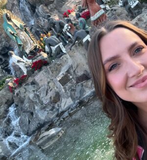 Valentina de Abreu Instagram - Mi post más real 🥺🙏🏻 

Hace 10 años mi mami tuvo cancer y le hice una promesa a la virgen de Guadalupe de que si mi mamá se recuperaba y salía victoriosa de esta batalla, iba a venir a la basílica en México a orar y agradecerle. Por muchísimos motivos recién lo logré ahora y mi corazón no puede estar más lleno de gratitud y felicidad por este milagro tan maravilloso 🥹💕🙏🏻 

Espero venir la próxima vez contigo @yojaima.ramos te amo 💕