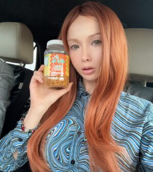 Valeria Lukyanova Instagram - Однажды уважаемый мной целитель рассказал мне о свойствах пчелиной пальцы, с тех пор я провожу 4-5 курсов в году и вот снова начала. Это лучшее природное средство для укрепления иммунитета и противогрибковое средство ! Хотите верьте , хотите нет , но я ТОЧНО ЗНАЮ - мы стареем из за токсинов и ошибок в клетках по вине грибков , поэтому моя программа омоложения В ПЕРВУЮ ОЧЕРЕДЬ - противогрибковая! Она очень укрепляет  иммунную систему. А иммунитет  это главное ! 🤠Цветочная пыльца содержит уникальные антиоксиданты, помогающие защищать клетки от повреждений ,  активизирует защитные функции организма, помогая ему бороться с инфекциями вирусами и грибками ! 
💎Укрепляет сердечно-сосудистую систему. Благодаря высокому содержанию магния, калия и антиоксидантов, пыльца способствует улучшению кровообращения, снижению уровня холестерина и укреплению сердца . Это помогает снизить риск сердечно-сосудистых заболеваний и нормализовать АД. 🔥
🧘🏼‍♀️🌟 В составе пыльцы имеется много витаминов группы В, витамины С, Е и D, а также минералы, такие как железо, фосфор, кальций. Эти компоненты помогают поддерживать энергетический баланс, улучшают обмен веществ и укрепляют кости.💜
🔥 Благодаря наличию витаминов В1 и В6 цветочная пыльца положительно влияет на нервную систему, помогая снизить уровень стресса и улучшить настроение. Он также может помочь при симптомах депрессии и усталости.
🐝 Улучшает она и  пищеварение -  способствует нормализации работы желудочно-кишечного тракта. Ферменты и клетчатка в его составе стимулируют кишечник , снижая риск запоров, изжоги  и вздутия . Одним словом прекрасный природный внутренний антисептик ! Я могу такую банку съесть в легкую за 3-4 дня ! А вы любите цветочную пыльцу ? #цветочнаяпыльца #пчелопродукты #иммунитет #нормализациякишечника