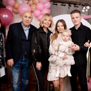 Valeriya Instagram - Моя самая большая любовь на свете. Спасибо моим @arseniy_shulgin  и @lianashulginaa за это счастье, которое пришло в мою жизнь 4 года назад. ❤️🎁🎂🥰