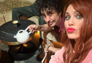 Vanesa Romero Instagram - #hotelbitcoinlapelicula sigue en el puesto número 2 en @netflixes GRACIAS ❤️🙏 
¡Feliz Navidad para todos 🎄🎁! 
@idolofilms @lacanicafilms @juan_vidal_fernandez @palomatejero @pochonglos @manusanabriafilm