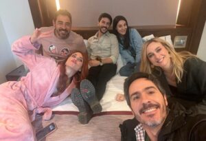 Vanesa Romero Instagram - #hotelbitcoinlapelicula sigue en el puesto número 2 en @netflixes GRACIAS ❤️🙏 
¡Feliz Navidad para todos 🎄🎁! 
@idolofilms @lacanicafilms @juan_vidal_fernandez @palomatejero @pochonglos @manusanabriafilm