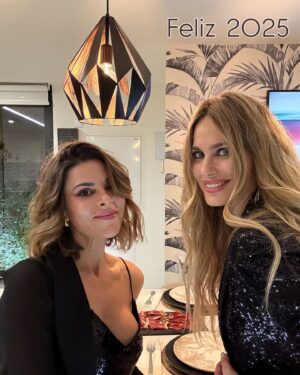 Vanesa Romero Instagram - ¡FELIZ 2025 FAMILIA! Mis mejores deseos para todos vosotros ❤️❤️❤️… 
1. Mis amigos mis mejores tesoros.  Te quiero @carolina_hug 
2. Actitud.
3. Agradecimiento del año pasado   propósitos  para este 2025 .
4. Ritual .
5. Brindis.
6. Uvas/ ciruelas imposibles de comer 😂😂.