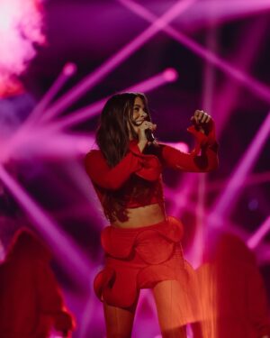 Vanessa Mai Instagram - Last slide like a real Lady in red 🎈