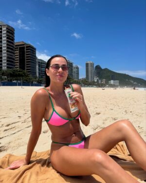 Vanessa Martins Instagram - Viajar sempre com snacks é essencial para mim. Seja para as horas infinitas de avião ou para ter na praia para saciar a fome. Estás barritas da @prozis são 78% de amendoim, tem 10g de proteína, fibra, adoçadas com mel… e são deliciosamente crocantes!

Óptimo para levar de:
Viagem ;
Praia ;
Trabalho ;
Ter sempre uma no carro ou na mala ;

até dia 13 de janeiro a Prozis está com descontos até 60% BACK ON TRACK aproveitem e comecem 2025 com as melhores escolhas! 

Usa o meu código para teres desconto e receberes as ofertas da semana 

BACK   VANESSA
🚀🚀🚀🚀🚀🚀