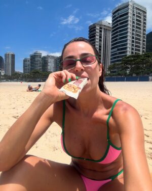 Vanessa Martins Instagram - Viajar sempre com snacks é essencial para mim. Seja para as horas infinitas de avião ou para ter na praia para saciar a fome. Estás barritas da @prozis são 78% de amendoim, tem 10g de proteína, fibra, adoçadas com mel… e são deliciosamente crocantes!

Óptimo para levar de:
Viagem ;
Praia ;
Trabalho ;
Ter sempre uma no carro ou na mala ;

até dia 13 de janeiro a Prozis está com descontos até 60% BACK ON TRACK aproveitem e comecem 2025 com as melhores escolhas! 

Usa o meu código para teres desconto e receberes as ofertas da semana 

BACK   VANESSA
🚀🚀🚀🚀🚀🚀