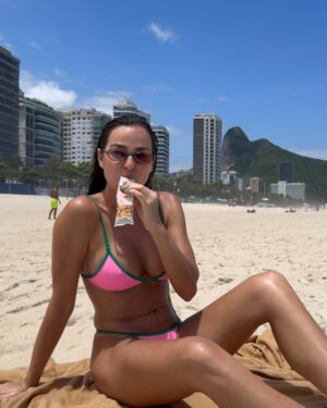 Vanessa Martins Instagram - Viajar sempre com snacks é essencial para mim. Seja para as horas infinitas de avião ou para ter na praia para saciar a fome. Estás barritas da @prozis são 78% de amendoim, tem 10g de proteína, fibra, adoçadas com mel… e são deliciosamente crocantes!

Óptimo para levar de:
Viagem ;
Praia ;
Trabalho ;
Ter sempre uma no carro ou na mala ;

até dia 13 de janeiro a Prozis está com descontos até 60% BACK ON TRACK aproveitem e comecem 2025 com as melhores escolhas! 

Usa o meu código para teres desconto e receberes as ofertas da semana 

BACK   VANESSA
🚀🚀🚀🚀🚀🚀