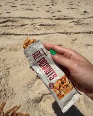 Vanessa Martins Instagram - Viajar sempre com snacks é essencial para mim. Seja para as horas infinitas de avião ou para ter na praia para saciar a fome. Estás barritas da @prozis são 78% de amendoim, tem 10g de proteína, fibra, adoçadas com mel… e são deliciosamente crocantes!

Óptimo para levar de:
Viagem ;
Praia ;
Trabalho ;
Ter sempre uma no carro ou na mala ;

até dia 13 de janeiro a Prozis está com descontos até 60% BACK ON TRACK aproveitem e comecem 2025 com as melhores escolhas! 

Usa o meu código para teres desconto e receberes as ofertas da semana 

BACK   VANESSA
🚀🚀🚀🚀🚀🚀