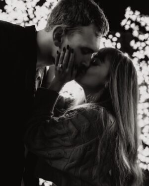 Vanessa Morgan Instagram - Merry Christmas Eve from me and my fiancé 😭💍🎁
.
.

💍: @brilliantearth 
📸: @unspokenphotography