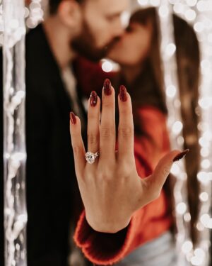 Vanessa Morgan Instagram - Merry Christmas Eve from me and my fiancé 😭💍🎁
.
.

💍: @brilliantearth 
📸: @unspokenphotography