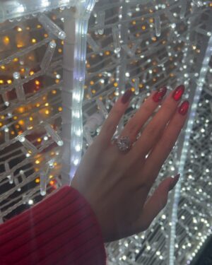 Vanessa Morgan Instagram - Merry Christmas Eve from me and my fiancé 😭💍🎁
.
.

💍: @brilliantearth 
📸: @unspokenphotography