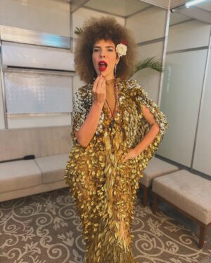 Vanessa da Mata Instagram - 💄 “Mas ela vem, me para e me paquera 
E me deixa na ilusão”

Oi (Vanessa da Mata e Marcelo Camelo)

Oi
Eu vi você parada num som
Mas nada de você olhar pra mim
Depois você dançando assim
Do jeito que só posso te querer
A música é um sinal pra você
E todo meu olhar dizendo

Oi
Eu vi você parada num som
Mas você não diz nada
Ah, ah, ah
Diz nada

Diz que sim
Diz que sim
Diz nada 

Eu não sei porque
Tanta miséria e economia de palavra
Era responder se sim ou não
Mas ela treme para mim
Paquera, me deixa na ilusão
Mas ela vem, me para e me paquera 
E me deixa na ilusão

#VanessadaMata #VemDoce