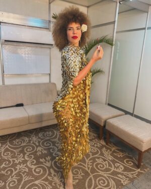 Vanessa da Mata Instagram - 💄 “Mas ela vem, me para e me paquera 
E me deixa na ilusão”

Oi (Vanessa da Mata e Marcelo Camelo)

Oi
Eu vi você parada num som
Mas nada de você olhar pra mim
Depois você dançando assim
Do jeito que só posso te querer
A música é um sinal pra você
E todo meu olhar dizendo

Oi
Eu vi você parada num som
Mas você não diz nada
Ah, ah, ah
Diz nada

Diz que sim
Diz que sim
Diz nada 

Eu não sei porque
Tanta miséria e economia de palavra
Era responder se sim ou não
Mas ela treme para mim
Paquera, me deixa na ilusão
Mas ela vem, me para e me paquera 
E me deixa na ilusão

#VanessadaMata #VemDoce