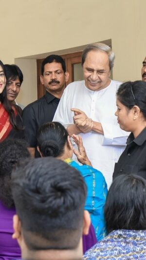 Varsha Priyadarshini Instagram - ଆଜି ମୋର ଆଦର୍ଶ ନବୀନ ପଟ୍ଟନାୟକ ସାରଙ୍କୁ ଦେଖା କରି ମୋର ଆଗାମୀ ଚଳଚ୍ଚିତ୍ର WIFE ପାଇଁ ଆଶୀର୍ବାଦ ନେଲି। ମୋ ସହିତ WIFE ଟିମ୍ ର ସଦସ୍ୟମାନେ ମଧ୍ୟ ସାରଙ୍କ ଠାରୁ ଆଶୀର୍ବାଦ ନେଲେ। ନବୀନ ସାର ଆମ ସମସ୍ତଙ୍କୁ ଉତ୍ସାହିତ କରିବା ସହ ଚଳଚ୍ଚିତ୍ର ପାଇଁ ଶୁଭେଛା ଜଣାଇଲେ। ତାଙ୍କ କଥା ଆମ ପାଇଁ ବେଶ୍ ପ୍ରେରଣାଦାୟୀ ଥିଲା। ଏଥିସହିତ ଓଡ଼ିଆ ଚଳଚ୍ଚିତ୍ର ଜଗତର ବରିଷ୍ଠ ଅଭିନେତ୍ରୀ ସରସ୍ଵତୀ ଦେବୀ ନବୀନ ସାରଙ୍କୁ ଦେଖାକରି ବହୁତ ଖୁସି ଅନୁଭବ କଲେ। ମହାପ୍ରଭୁ ଆମ ନବୀନ ସାରଙ୍କୁ ଘଣ୍ଟ ଘୋଡାଇ ରଖିଥାନ୍ତୁ। ଜୟ ଜଗନ୍ନାଥ