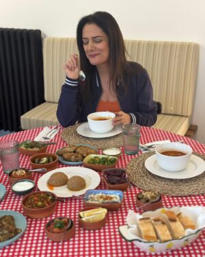 Veda Yurtsever Instagram - Bu aşkla yenen bir yemek hikayesidir… Müstakbel kayınvalidem ve kayınpederim küçük ve lezzetli bir meze-yemek işine bulaştılar. Şimdi ben de aileye mensup olacağım için derhal tadım işine giriştim. Müstakbel damat 3. sıradaki fotoğrafta gülümseyen Yaman Dağlar ( 9 yaşında olması onun yıllardır benimle evlenme planı yapmasına engel değil 🤪) ve kayınbiraderim Rüzgar Fora ‘ya ödevlerinde yardım da ettim bir taraftan, öyle kolay gelin olunmuyor efenim. Neyse , şuursuzca yediğimi hesaba katarak her şeyin çok lezzetli olduğuna yemin bile edebilirim. Mesela ben ‘Adana İçli Köftesi’ nin diğerlerinden bu kadar farklı olduğunu bilmiyordum👏 Efenim bi ‘Analı-Kızlı’ var ki insan onunla bir ömür geçirebileceğini düşünüyor. Şahane mezeler, vegan - vejeteryan seçenekler, kavanozda eve götürebilme  kolaylığı, ay ne bileyim say say bitmez güzellikler… Etiler-Levent’te Fecri Ebcioğlu’nda @limonlezzetleri ‘nde , gidin yiyin, ya da takip ettiğiniz uygulamalardan sipariş verin, düğün masraflarımızı kurtaralım🥰🧿😻 #işbirliği