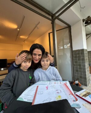Veda Yurtsever Instagram - Bu aşkla yenen bir yemek hikayesidir… Müstakbel kayınvalidem ve kayınpederim küçük ve lezzetli bir meze-yemek işine bulaştılar. Şimdi ben de aileye mensup olacağım için derhal tadım işine giriştim. Müstakbel damat 3. sıradaki fotoğrafta gülümseyen Yaman Dağlar ( 9 yaşında olması onun yıllardır benimle evlenme planı yapmasına engel değil 🤪) ve kayınbiraderim Rüzgar Fora ‘ya ödevlerinde yardım da ettim bir taraftan, öyle kolay gelin olunmuyor efenim. Neyse , şuursuzca yediğimi hesaba katarak her şeyin çok lezzetli olduğuna yemin bile edebilirim. Mesela ben ‘Adana İçli Köftesi’ nin diğerlerinden bu kadar farklı olduğunu bilmiyordum👏 Efenim bi ‘Analı-Kızlı’ var ki insan onunla bir ömür geçirebileceğini düşünüyor. Şahane mezeler, vegan - vejeteryan seçenekler, kavanozda eve götürebilme  kolaylığı, ay ne bileyim say say bitmez güzellikler… Etiler-Levent’te Fecri Ebcioğlu’nda @limonlezzetleri ‘nde , gidin yiyin, ya da takip ettiğiniz uygulamalardan sipariş verin, düğün masraflarımızı kurtaralım🥰🧿😻 #işbirliği