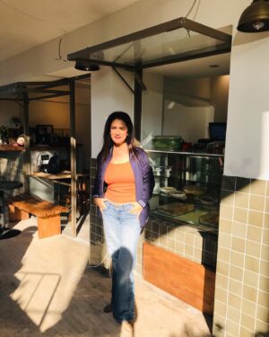 Veda Yurtsever Instagram - Bu aşkla yenen bir yemek hikayesidir… Müstakbel kayınvalidem ve kayınpederim küçük ve lezzetli bir meze-yemek işine bulaştılar. Şimdi ben de aileye mensup olacağım için derhal tadım işine giriştim. Müstakbel damat 3. sıradaki fotoğrafta gülümseyen Yaman Dağlar ( 9 yaşında olması onun yıllardır benimle evlenme planı yapmasına engel değil 🤪) ve kayınbiraderim Rüzgar Fora ‘ya ödevlerinde yardım da ettim bir taraftan, öyle kolay gelin olunmuyor efenim. Neyse , şuursuzca yediğimi hesaba katarak her şeyin çok lezzetli olduğuna yemin bile edebilirim. Mesela ben ‘Adana İçli Köftesi’ nin diğerlerinden bu kadar farklı olduğunu bilmiyordum👏 Efenim bi ‘Analı-Kızlı’ var ki insan onunla bir ömür geçirebileceğini düşünüyor. Şahane mezeler, vegan - vejeteryan seçenekler, kavanozda eve götürebilme  kolaylığı, ay ne bileyim say say bitmez güzellikler… Etiler-Levent’te Fecri Ebcioğlu’nda @limonlezzetleri ‘nde , gidin yiyin, ya da takip ettiğiniz uygulamalardan sipariş verin, düğün masraflarımızı kurtaralım🥰🧿😻 #işbirliği