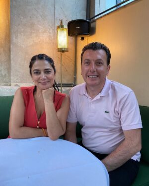 Veda Yurtsever Instagram - ( BUGÜN BENİM DOĞUM GÜNÜM DEĞİL). 2023 haziran’ında Pariste, sevgili Erdal Ataş beni lüks bi restorana götürmüştü. Orası belli ki doğum günlerinin çok kutlandığı bi yerdi, aaaa ne güzel demem yetti zarif arkadaşıma, gidip benim de doğum günüm olduğunu söylemiş.Aslında videonun uzun halinde yan masaların alkış kıyamet kutlamaları da vardı ama ben onu silmişim. Güzel hava atardım yoksa ama artık elimizdekiyle idare edelim. Oğlum küçükken bir kez ağlamıştı ‘benim niye sadece bir kere doğum günüm oluyor’ diye, anası o sene 2 kere kutlayıp oğluna arka çıktı. SAKIN DOĞUM GÜNÜMÜ KUTLAMAYIN! Sadece arkadaş sürprizi bu;)) Çoookkkk güzel bi gündü @erdal.atas.94 , Paris’teki olaylar yüzünden paylaşamamıştım, geç de olsa teşekkürümü kabul et🙏😻