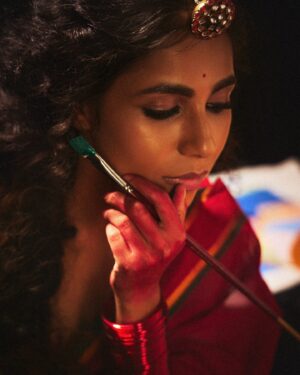 Veebha Anand Instagram - रंगों में जो बात है, वो अल्फ़ाज़ में कहाँ। 
हर लकीर एक कहानी, हर रंग में छुपा एक जहाँ।
- गुलज़ार

@rachitvoraphotography @sanalakhanifashionstylist @blush_on_by_shrutishah @the_hair_flares @shopmittisae