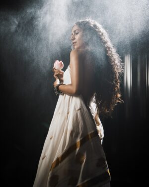 Veebha Anand Instagram - The mist swirls around her, a silken veil, her presence a story, whispered and frail.
Eyes speak of calm, a soft, endless night,
Wrapped in mystery, bathed in light.🕊️

@rachitvoraphotography @sanalakhanifashionstylist @blush_on_by_shrutishah @the_hair_flares 
saari - @copperbrown_productionbkk @dungrani_official