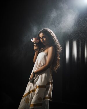 Veebha Anand Instagram - The mist swirls around her, a silken veil, her presence a story, whispered and frail.
Eyes speak of calm, a soft, endless night,
Wrapped in mystery, bathed in light.🕊️

@rachitvoraphotography @sanalakhanifashionstylist @blush_on_by_shrutishah @the_hair_flares 
saari - @copperbrown_productionbkk @dungrani_official