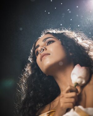 Veebha Anand Instagram - The mist swirls around her, a silken veil, her presence a story, whispered and frail.
Eyes speak of calm, a soft, endless night,
Wrapped in mystery, bathed in light.🕊️

@rachitvoraphotography @sanalakhanifashionstylist @blush_on_by_shrutishah @the_hair_flares 
saari - @copperbrown_productionbkk @dungrani_official