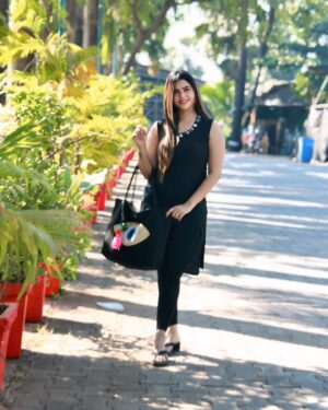 Veena Jagtap Instagram - Be Fabulous, Classy, ELegant coz You Are A Limited Edition & In The End Just Be YOU🩷

Prapti My Duckie Thank You So Much For This Beautiful Bag, Loved this Bag @praptiredkar 🩷

Bag : @bag_wale_bhaiya_ ✌🏻

📸 : @rjsubhashyadav